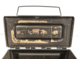 Frankreich, Gurtkasten / Munitionskasten für " 100 Cartouches do 12,7mm Modelle 1947. Datiert 1963. Ungereinigtes Stück