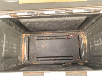 Frankreich, Gurtkasten / Munitionskasten für " 100 Cartouches do 12,7mm Modelle 1947. Datiert 1963. Ungereinigtes Stück