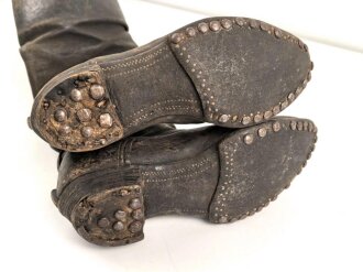 Kaiserreich und 1. Weltkrieg, Paar hohe Mannschaftsstiefel  für zum Beispiel Kürassiere. Ungereinigtes Paar, Sohlenlänge 29cm