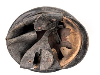 NSKK Motorrad Sturzhelm. Der lederne Wulst einseitig lose, die Enden der Kinnriemen abgerissen. Schwer leserliches RZM Etikett unter dem Schweißleder. Ungereinigtes Stück