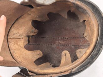 NSKK Motorrad Sturzhelm. Der lederne Wulst einseitig lose, die Enden der Kinnriemen abgerissen. Schwer leserliches RZM Etikett unter dem Schweißleder. Ungereinigtes Stück