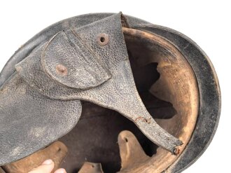 NSKK Motorrad Sturzhelm. Der lederne Wulst einseitig lose, die Enden der Kinnriemen abgerissen. Schwer leserliches RZM Etikett unter dem Schweißleder. Ungereinigtes Stück