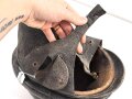 NSKK Motorrad Sturzhelm. Der lederne Wulst einseitig lose, die Enden der Kinnriemen abgerissen. Schwer leserliches RZM Etikett unter dem Schweißleder. Ungereinigtes Stück