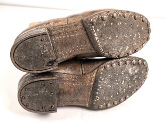 Paar Tropenstiefel für Angehörige der Luftwaffe. Ursprünglich nicht ganz paarig, aber aufgrund der Tragespuren sicherlich so getragenes Paar in gutem Gesamtzustand,  ungereinigt, Sohlenlänge 28,5cm