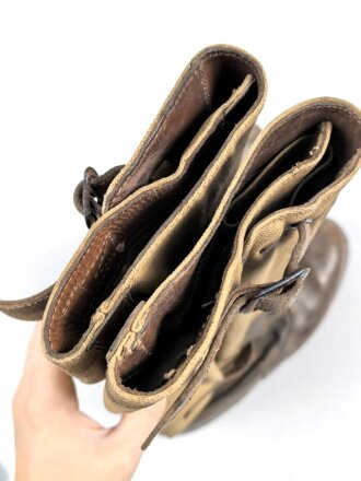 Paar Tropenstiefel für Angehörige der Luftwaffe. Ursprünglich nicht ganz paarig, aber aufgrund der Tragespuren sicherlich so getragenes Paar in gutem Gesamtzustand,  ungereinigt, Sohlenlänge 28,5cm