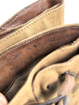 Paar Tropenstiefel für Angehörige der Luftwaffe. Ursprünglich nicht ganz paarig, aber aufgrund der Tragespuren sicherlich so getragenes Paar in gutem Gesamtzustand,  ungereinigt, Sohlenlänge 28,5cm