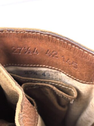 Paar Tropenstiefel für Angehörige der Luftwaffe. Ursprünglich nicht ganz paarig, aber aufgrund der Tragespuren sicherlich so getragenes Paar in gutem Gesamtzustand,  ungereinigt, Sohlenlänge 28,5cm