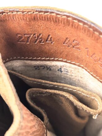 Paar Tropenstiefel für Angehörige der Luftwaffe. Ursprünglich nicht ganz paarig, aber aufgrund der Tragespuren sicherlich so getragenes Paar in gutem Gesamtzustand,  ungereinigt, Sohlenlänge 28,5cm