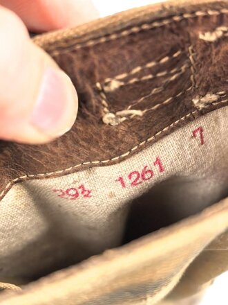 Paar Tropenstiefel für Angehörige der Luftwaffe. Ursprünglich nicht ganz paarig, aber aufgrund der Tragespuren sicherlich so getragenes Paar in gutem Gesamtzustand,  ungereinigt, Sohlenlänge 28,5cm