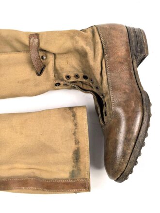 Paar Tropenstiefel für Angehörige der Luftwaffe. Ursprünglich nicht ganz paarig, aber aufgrund der Tragespuren sicherlich so getragenes Paar in gutem Gesamtzustand,  ungereinigt, Sohlenlänge 28,5cm