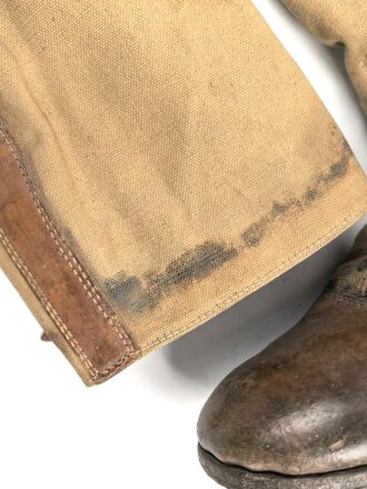 Paar Tropenstiefel für Angehörige der Luftwaffe. Ursprünglich nicht ganz paarig, aber aufgrund der Tragespuren sicherlich so getragenes Paar in gutem Gesamtzustand,  ungereinigt, Sohlenlänge 28,5cm