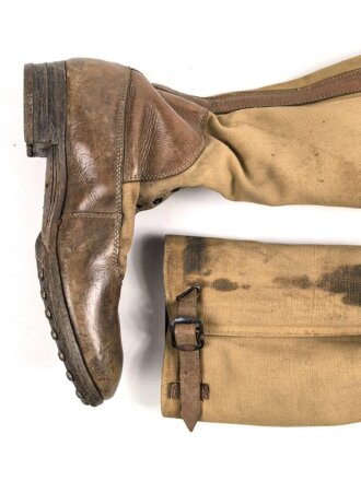 Paar Tropenstiefel für Angehörige der Luftwaffe. Ursprünglich nicht ganz paarig, aber aufgrund der Tragespuren sicherlich so getragenes Paar in gutem Gesamtzustand,  ungereinigt, Sohlenlänge 28,5cm
