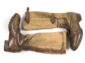 Paar Tropenstiefel für Angehörige der Luftwaffe. Ursprünglich nicht ganz paarig, aber aufgrund der Tragespuren sicherlich so getragenes Paar in gutem Gesamtzustand,  ungereinigt, Sohlenlänge 28,5cm