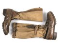 Paar Tropenstiefel für Angehörige der Luftwaffe. Ursprünglich nicht ganz paarig, aber aufgrund der Tragespuren sicherlich so getragenes Paar in gutem Gesamtzustand,  ungereinigt, Sohlenlänge 28,5cm
