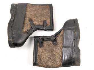 Paar Wachstiefel Wehrmacht, Filz mit Holzsohle, wurden über den normalen Stiefeln getragen. Kein Paar, aber optisch sehr ähnlich. Holzwurm in der Sohle