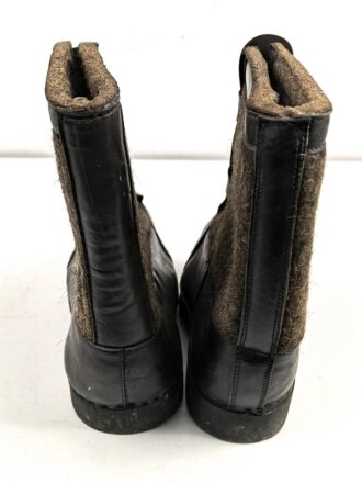Paar Wachstiefel Wehrmacht, Filz mit Holzsohle, wurden über den normalen Stiefeln getragen. Kein Paar, aber optisch sehr ähnlich. Holzwurm in der Sohle