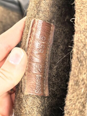 Paar Wachstiefel Wehrmacht, Filz mit Holzsohle, wurden über den normalen Stiefeln getragen. Kein Paar, aber optisch sehr ähnlich. Holzwurm in der Sohle