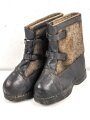 Paar Wachstiefel Wehrmacht, Filz mit Holzsohle, wurden über den normalen Stiefeln getragen. Kein Paar, aber optisch sehr ähnlich. Holzwurm in der Sohle