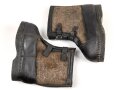Paar Wachstiefel Wehrmacht, Filz mit Holzsohle, wurden über den normalen Stiefeln getragen. Kein Paar, aber optisch sehr ähnlich. Holzwurm in der Sohle