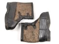 Paar Wachstiefel Wehrmacht, Filz mit Holzsohle, wurden über den normalen Stiefeln getragen. Kein Paar, aber optisch sehr ähnlich. Holzwurm in der Sohle