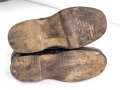 Paar Wachstiefel Wehrmacht, Filz mit Holzsohle, wurden über den normalen Stiefeln getragen. Kein Paar, aber optisch sehr ähnlich. Holzwurm in der Sohle