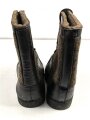Paar Wachstiefel Wehrmacht, Filz mit Holzsohle, wurden über den normalen Stiefeln getragen. Kein Paar, aber optisch sehr ähnlich. Holzwurm in der Sohle