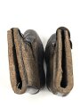 Paar Wachstiefel Wehrmacht, Filz mit Holzsohle, wurden über den normalen Stiefeln getragen. Kein Paar, aber optisch sehr ähnlich. Holzwurm in der Sohle
