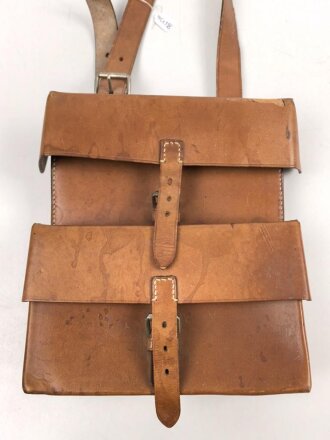 Ledertasche mit zwei Fächern, an Trageriemen....