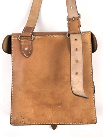 Ledertasche mit zwei Fächern, an Trageriemen. Unmarkiert, maße 23 x 25 x 7cm