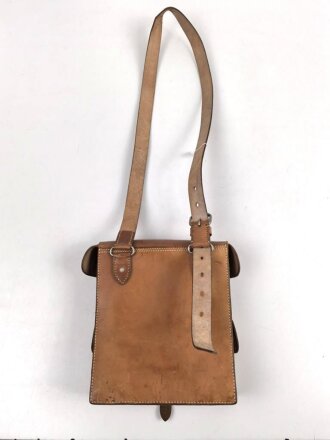 Ledertasche mit zwei Fächern, an Trageriemen. Unmarkiert, maße 23 x 25 x 7cm