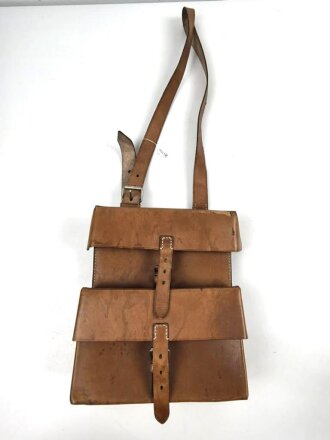 Ledertasche mit zwei Fächern, an Trageriemen....