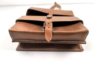 Ledertasche mit zwei Fächern, an Trageriemen. Unmarkiert, maße 23 x 25 x 7cm