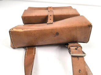Ledertasche mit zwei Fächern, an Trageriemen. Unmarkiert, maße 23 x 25 x 7cm