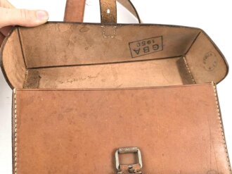 Ledertasche mit zwei Fächern, an Trageriemen. Unmarkiert, maße 23 x 25 x 7cm