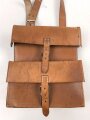 Ledertasche mit zwei Fächern, an Trageriemen. Unmarkiert, maße 23 x 25 x 7cm