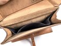 Ledertasche mit zwei Fächern, an Trageriemen. Unmarkiert, maße 23 x 25 x 7cm