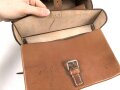 Ledertasche mit zwei Fächern, an Trageriemen. Unmarkiert, maße 23 x 25 x 7cm