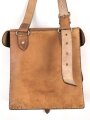 Ledertasche mit zwei Fächern, an Trageriemen. Unmarkiert, maße 23 x 25 x 7cm