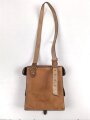 Ledertasche mit zwei Fächern, an Trageriemen. Unmarkiert, maße 23 x 25 x 7cm