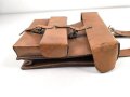 Ledertasche mit zwei Fächern, an Trageriemen. Unmarkiert, maße 23 x 25 x 7cm
