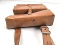 Ledertasche mit zwei Fächern, an Trageriemen. Unmarkiert, maße 23 x 25 x 7cm