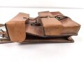 Ledertasche mit zwei Fächern, an Trageriemen. Unmarkiert, maße 23 x 25 x 7cm