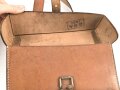 Ledertasche mit zwei Fächern, an Trageriemen. Unmarkiert, maße 23 x 25 x 7cm
