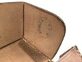 Ledertasche mit zwei Fächern, an Trageriemen. Unmarkiert, maße 23 x 25 x 7cm