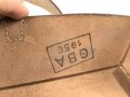 Ledertasche mit zwei Fächern, an Trageriemen. Unmarkiert, maße 23 x 25 x 7cm