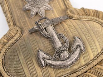 Großbritannien, Paar Epauletten für einen höheren Dienstgrad der Marine. Die Auflagen zum Teil gelöst