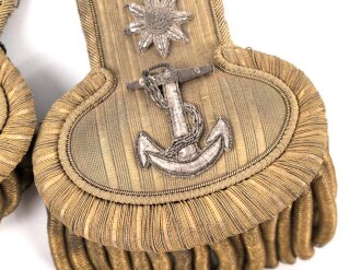 Großbritannien, Paar Epauletten für einen höheren Dienstgrad der Marine. Die Auflagen zum Teil gelöst