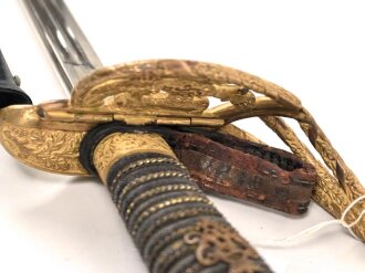 Preussen, Infanterie Offiziers Degen IOD Modell 1889 in Luxusausführung. Guter Gesamtzustand, die Scheide alt überlackiert. das Klappgefäß bleibt nicht am Griffstück, sondern klappt in seine jetztige Form zurück.