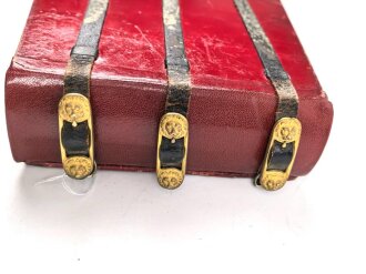 Preussen, Säbeltasche als Fotoalbum. " Dem Premier Lieutenant von Francken dse Offizier Corps des 2. Westfälischen Husaren Regiments Nr. 11"