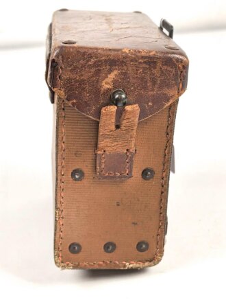 1. Weltkrieg, Behälter zum Fernglas 08 von Goerz Berlin. Zum Teil aus Ersatzmaterial, die beiden verschlussriemen abgerissen